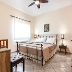 Beachside Retreat, Steps To شقة