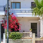 Beachside Retreat, Steps To * بلدة كوس
