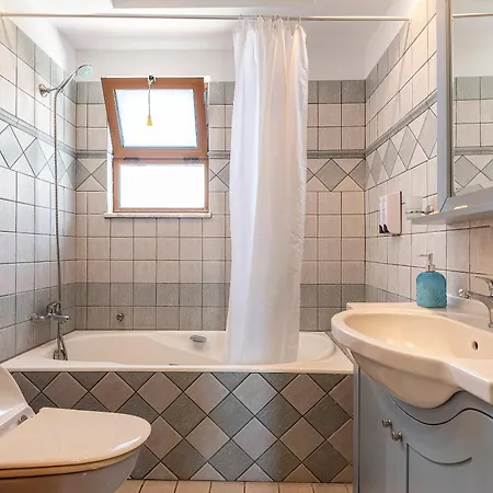 דירה Beachside Retreat, Steps To