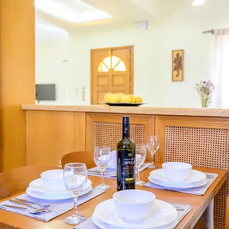 Beachside Retreat, Steps To דירה