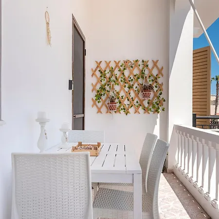 דירה Beachside Retreat, Steps To