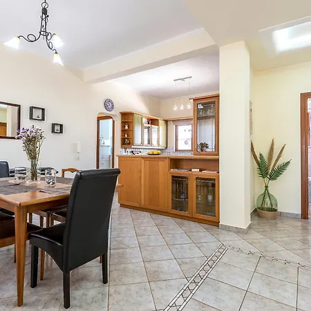 Beachside Retreat, Steps To