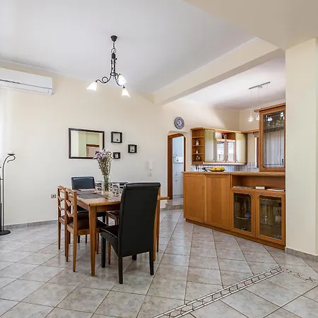 Beachside Retreat, Steps To