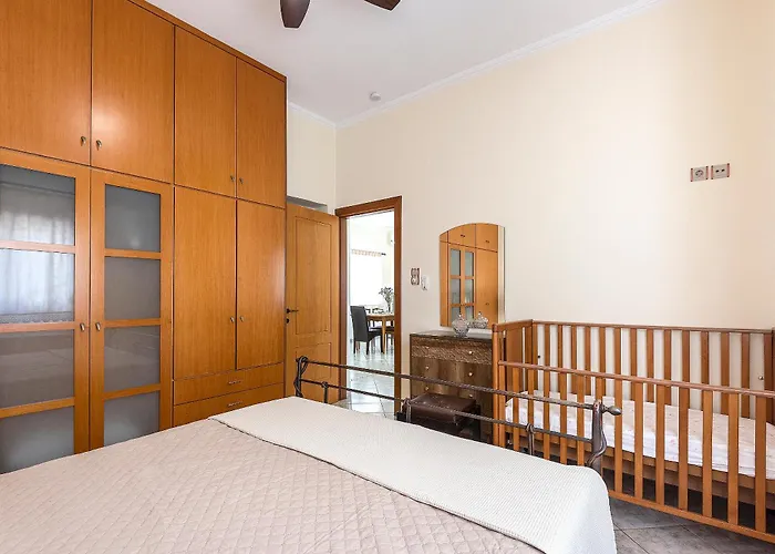 Beachside Retreat, Steps To