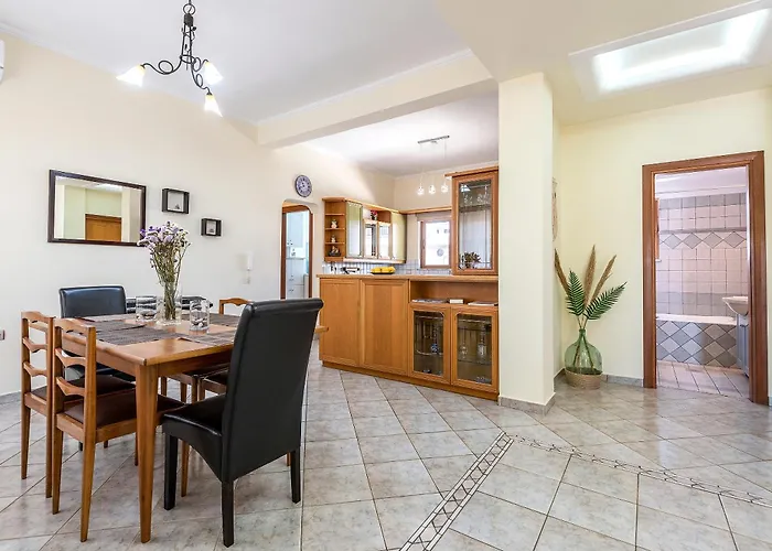 Beachside Retreat, Steps To